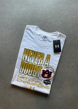 T-shirt under armour homme blanc doré noir rouge  lever a boubt national champion taille XXL, brand: Under Armour, condizioni: Nuovo con cartellino, taglia: XXL, €15.00, €16.45 include la Protezione acquisti Pro