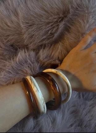 Bruine armbanden, merk: NO LABEL, staat: Nieuw zonder prijskaartje, € 8,00, € 9,10 inclusief Kopersbescherming