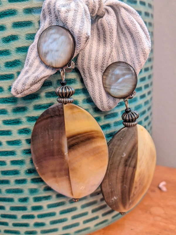 Mother of pearl shimmery clip statement earrings 3