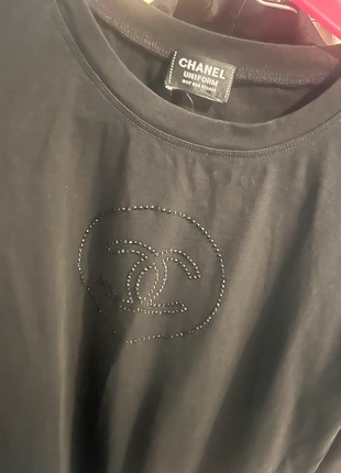 Tee shirt Chanel strass noir, brand: Chanel, condizioni: Ottime, taglia: S / IT 40 / EU 36, €200.00, €210.70 include la Protezione acquisti