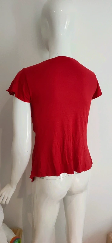 Petit top rouge avec pièce a perles, état neuf - photo numéro 4