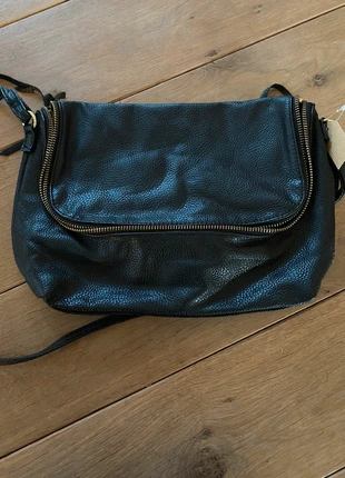 Zwarte crossbody bag H&M, merk: H&M, staat: Heel goed, € 5,00, € 5,95 inclusief Kopersbescherming