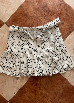 Falda pantalón skort lunares y cinturón talla L de Stradivarius, brand: Stradivarius, condizioni: Ottime, taglia: L / IT 44 / EU 40, €9.00, €10.15 include la Protezione acquisti