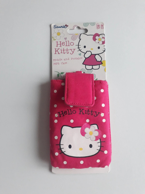 Pochette pour portable ou MP3 

Hello Kitty 

Fermeture avec scratch 

Dimensions : 9cm x 12.5cm 

NEUF 

5 euros 

#picolo354hellokitty
#picolo354accessoiresportables