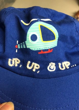 Blauw petje met helikopter, merk: Mothercare, staat: Heel goed, maat: 6-12 maanden, 47 cm, € 1,00, € 1,75 inclusief Kopersbescherming