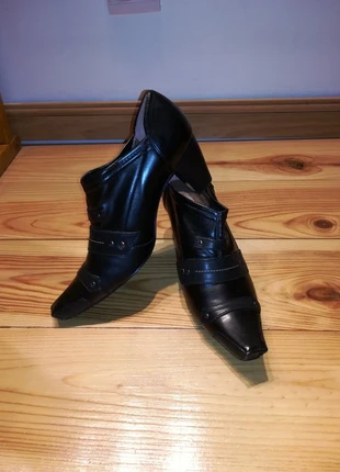 Bottines Fugitive cuir noires à petits talons, pointure 35, TBE peu portées., marque: fugitive, état: Très bon état, taille: 35, 8,00 €, 9,10 € Protection acheteurs incluse