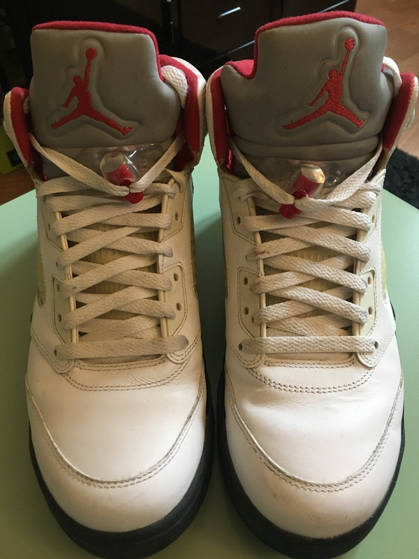 Nike Air Jordan blanches/rouges 1