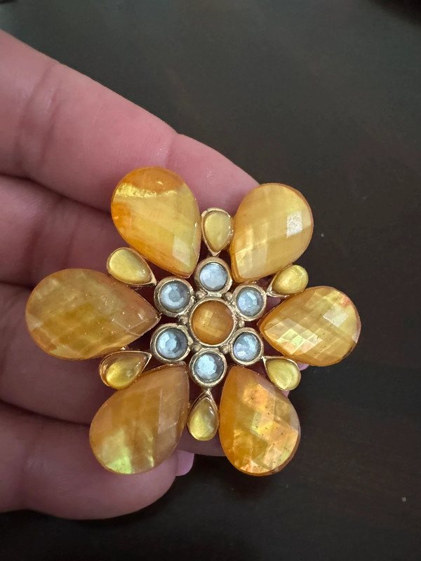 Vintage rhinestone yellow color women brooch pre-owned condition. 3