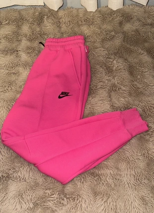 Bas de survêtement Nike Tech Fleece - Fille Taille L ( 12/13 ans ), marque: Nike, état: Neuf avec étiquette, taille: 12 ans / 152 cm, 29,99 €, 32,19 € Protection acheteurs incluse