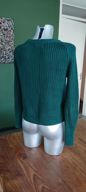 Nice dark green knitted jumper. 4