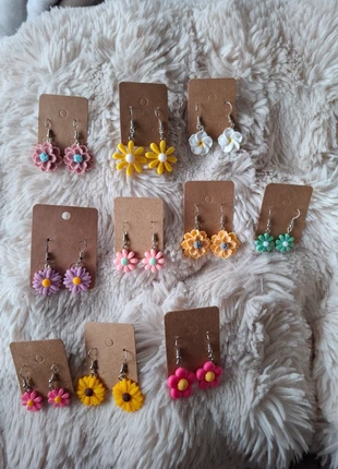 10 paar bloemetjes oorbellen hangers, merk: Merk, staat: Heel goed, € 5,00, € 5,95 inclusief Kopersbescherming