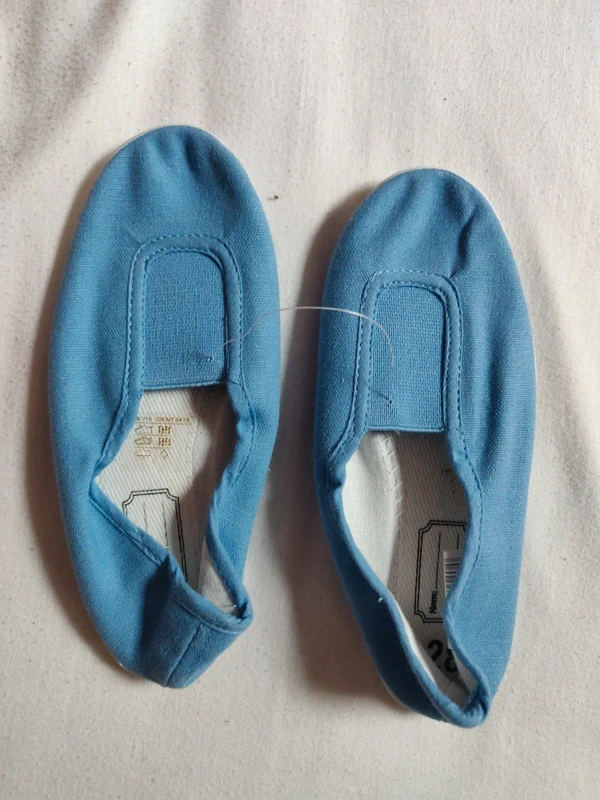 Chaussons gym bleu taille 28