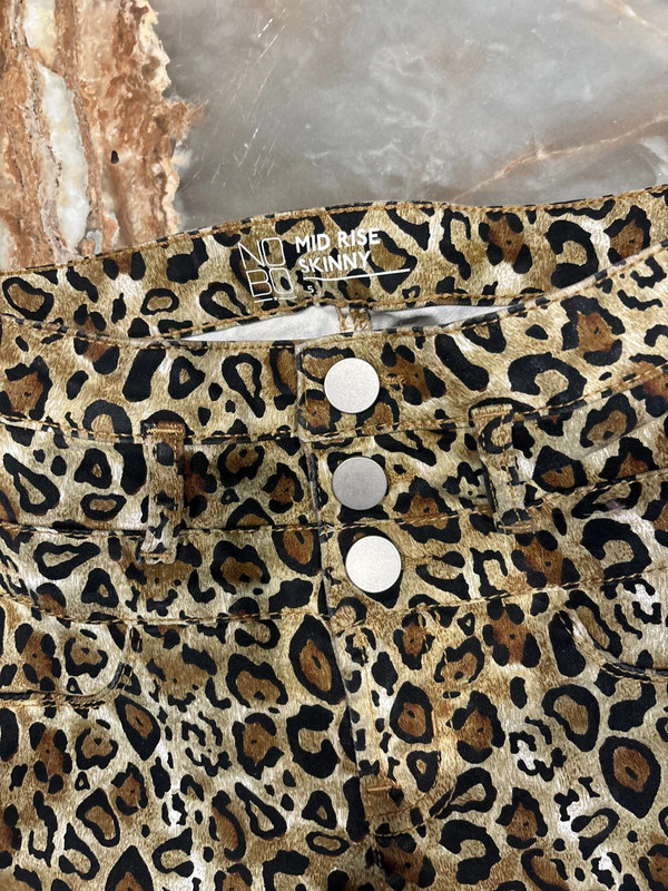 No Boundaries skinny leg leopard pants size 5 2