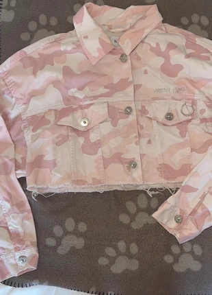 Veste en jean courte / Short denim jacket 2000s y2k vintage 90s, marque: Bershka, état: Neuf sans étiquette, taille: M / 38 / 10, 7,10 €, 8,16 € Protection acheteurs incluse