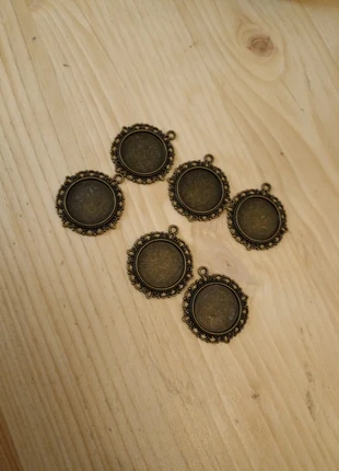 6 pendentifs ronds 20mm en métal couleur bronze, brand: perlerie, condizioni: Nuovo senza cartellino, €2.30, €3.12 include la Protezione acquisti