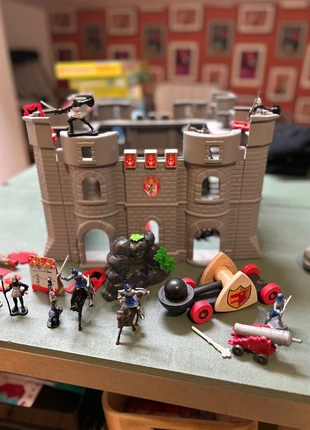 Chateau fort médiéval, brand: King Jouet, condition: Very good, size: 6 years / 116 cm, €15.00, €16.45 includes Buyer Protection