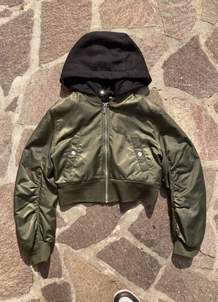 Bomber corto verde militare con cappuccio staccabile – Streetwear Y2K Utility, brand: Bershka, condizioni: Ottime, taglia: S / IT 40 / EU 36, €12.00, €13.30 include la Protezione acquisti
