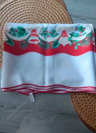 Nappe de Noël rectangulaire, dimensions 100 x 140 cm blanc et rouge, marque: Vintage Dressing, état: Très bon état, 6,00 €, 7,00 € Protection acheteurs incluse