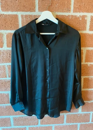 ZARA Satin-Feel Black Button-Up Blouse – Size XS, marque: Zara, état: Très bon état, taille: XS / 34 / 6, 8,00 €, 9,10 € Protection acheteurs incluse