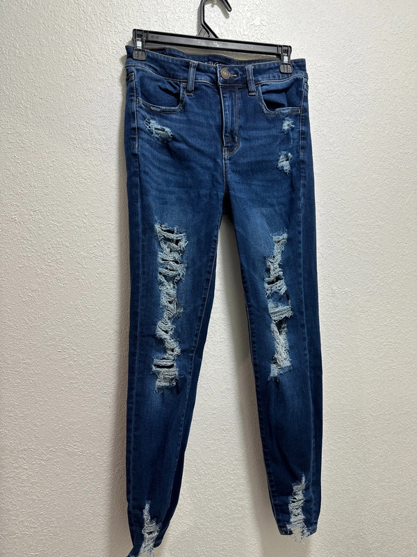 Cute ripped American Eagle jeans 1