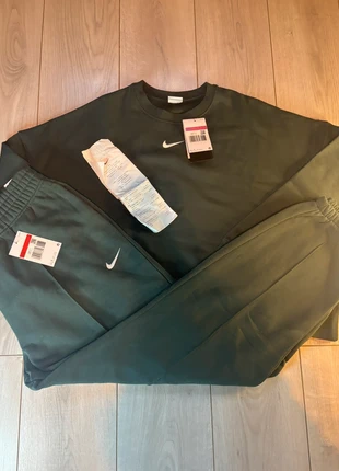 Ensemble Nike solo swoosh vert foncé large femme loose fit oversize jogging sweat crop top, marque: Nike, état: Neuf avec étiquette, taille: L / 40 / 12, 95,00 €, 100,45 € Protection acheteurs incluse