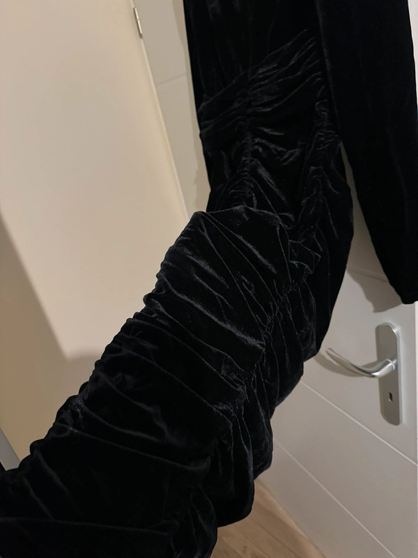 Robe de soirée velours noire PLT Pretty Little Thing robe sexy class 4