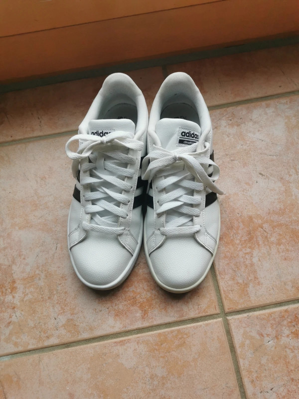 Adidas Sneaker weiB mit schwarzen Streifen