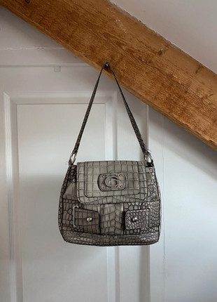 Sac Guess effet croco gris métallisé – logo G sur fermoir, marque: GUESS, état: Bon état, 34,90 €, 37,35 € Protection acheteurs incluse