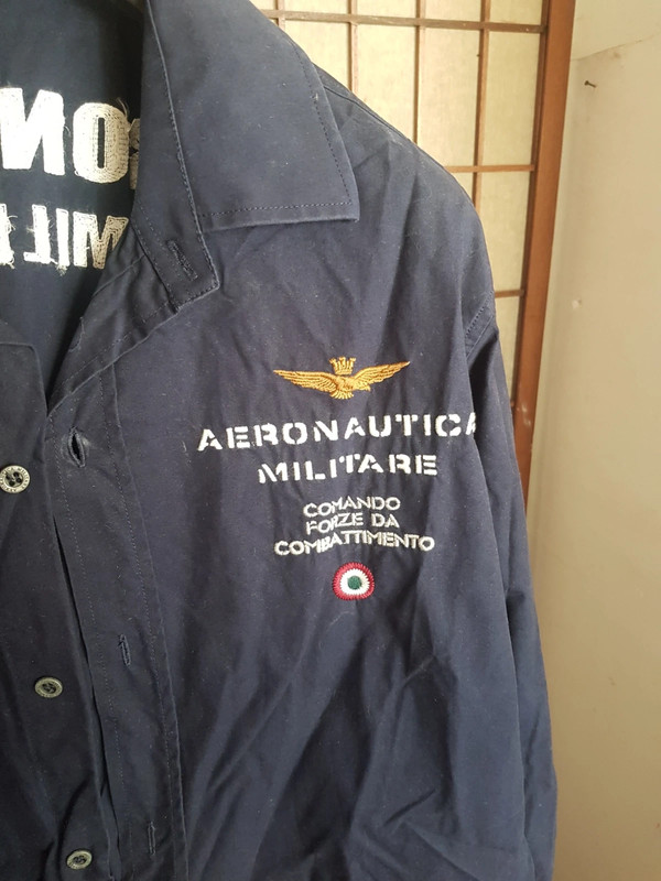 Camicia ufficiale Aeronautica Militare perfetta con stemmi dei