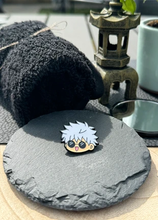 Cute Gojo pin, merk: Jujutsu Kaisen, staat: Nieuw zonder prijskaartje, € 3,95, € 4,85 inclusief Kopersbescherming Pro