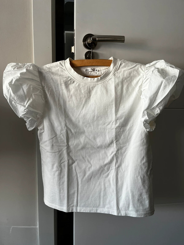 Camiseta manga abullonada Zara