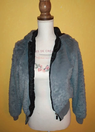 Casaco pelo cinza com capuz, merk: miss dnn, staat: Goed, maat: 14 jaar / 164 cm, € 6,00, € 7,00 inclusief Kopersbescherming