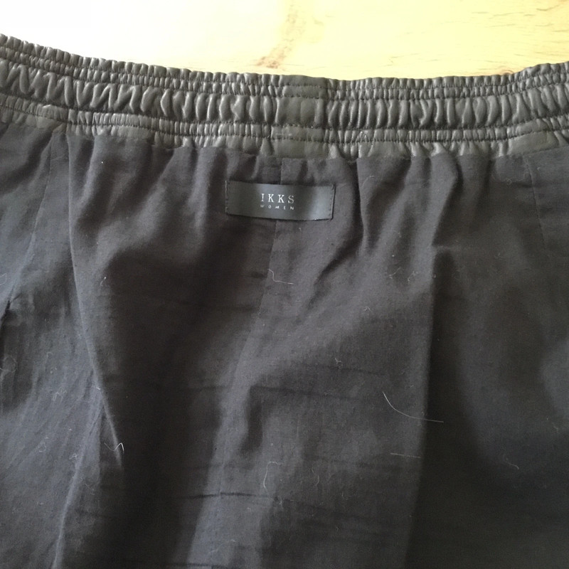 Minijupe en cuir noir  IKKS taille 40 sans aucune rayure sur le cuir 4