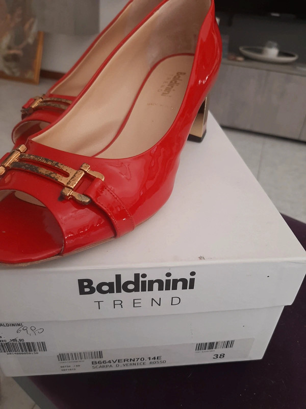 Scarpe vernice store rovinate