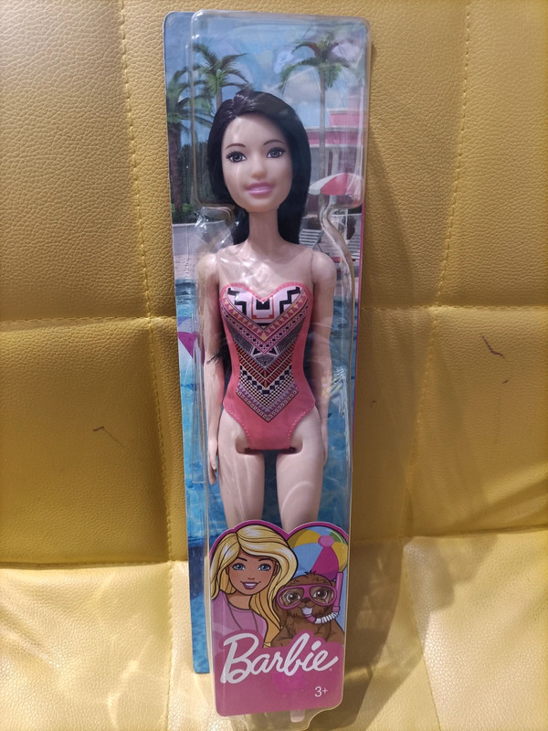 Barbie mora con costume da bagno di plastica mai aperta