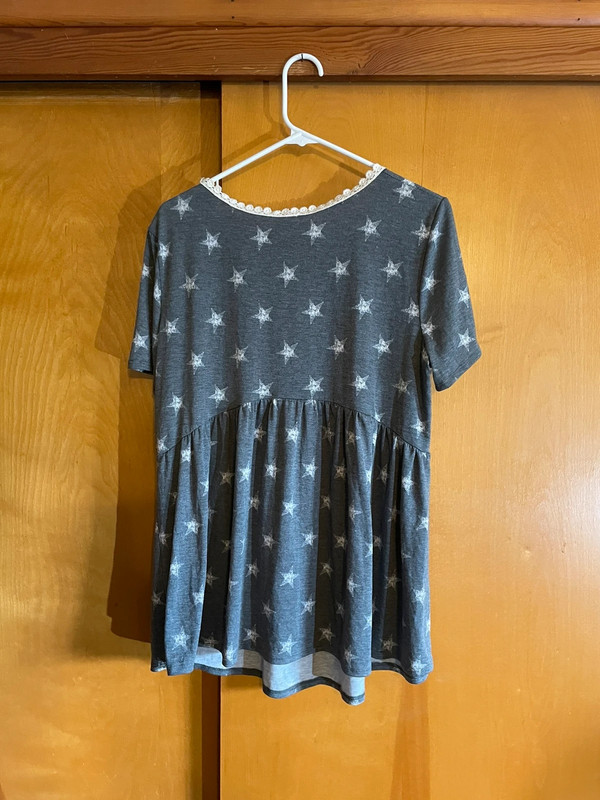 Soft gray top with stars 4