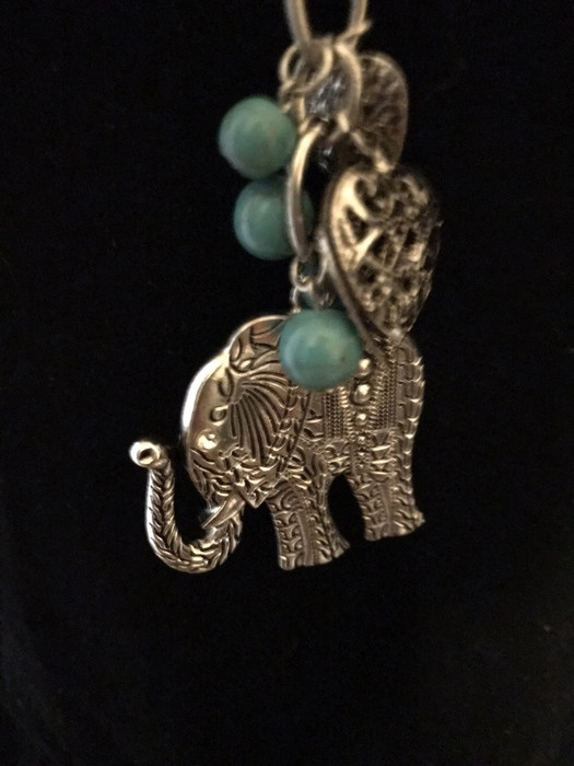 Long collier avec pendentif éléphant 4