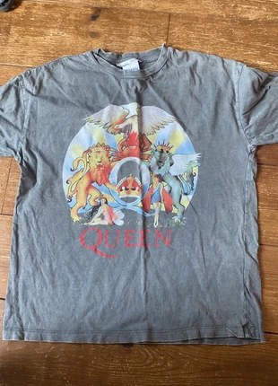 queen t-shirt van pull&bear, merk: Pull & Bear, staat: Heel goed, maat: XS / 34 / 6, € 7,50, € 8,58 inclusief Kopersbescherming
