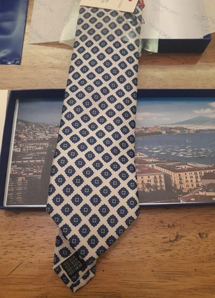 cravatta seta 100% Caracciolo 1962 prodotta a Napoli, merk: Caracciolo, staat: Nieuw met prijskaartje, € 35,00, € 37,45 inclusief Kopersbescherming