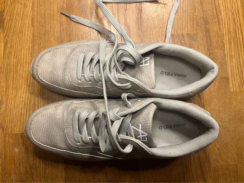 Sneakers 2025 anna field