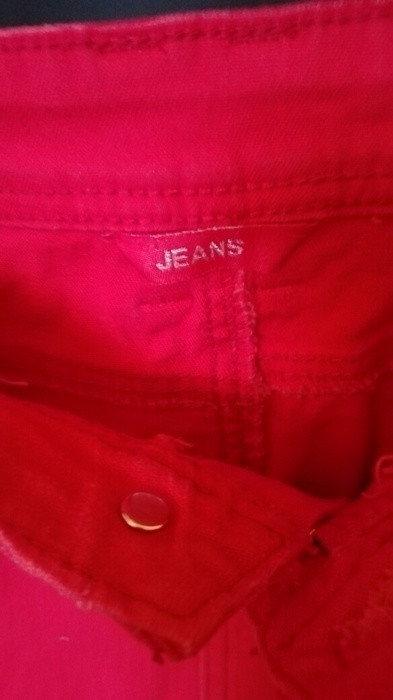 Mini jupe en jean stretch rouge claire porté une fois 3