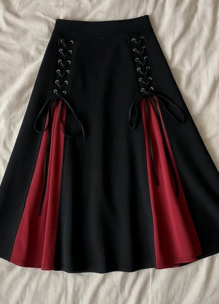 Jupe évasée noire et rouge à laçage gothique romantique, marque: Veloria Noctis, état: Très bon état, taille: M / 38 / 10, 42,99 €, 45,84 € Protection acheteurs incluse