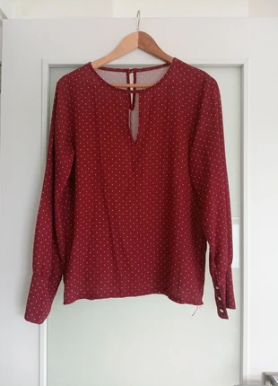 Blusa casual roja de lunares blancos con manga larga, brand: Local, condizioni: Ottime, taglia: M / IT 42 / EU 38, €8.00, €9.10 include la Protezione acquisti