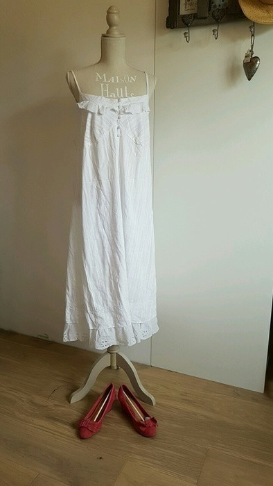 Jolie robe blanche à bretelles réglables avec broderies M&S Mode 1