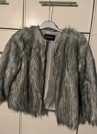 Giubbotto in eco-pelliccia grigio – Stradivarius (Taglia S), marque: Stradivarius, état: Neuf sans étiquette, taille: S / 36 / 8, 26,00 €, 28,00 € Protection acheteurs incluse