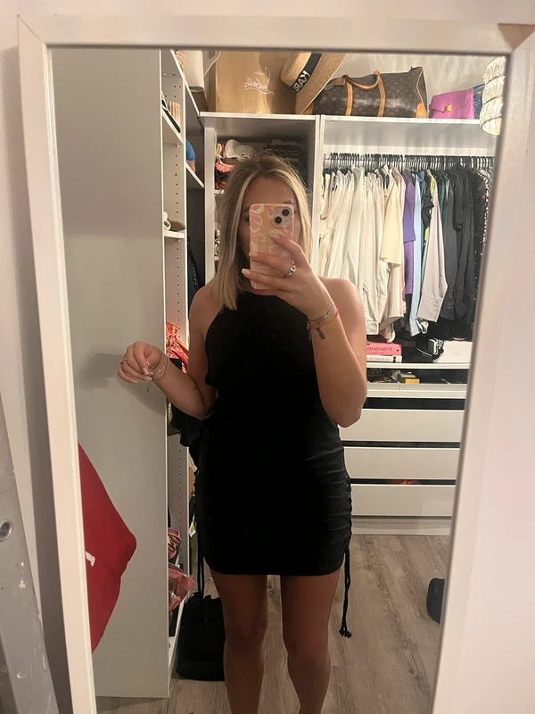 Robe noire à lacets
