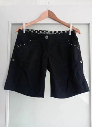 Short bermuda negro con tachuelas y forro interior de calaveras, marque: Stradivarius, état: Très bon état, taille: S / 36 / 8, 12,00 €, 13,30 € Protection acheteurs incluse