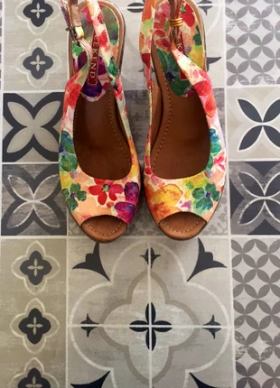 Sandales à talons en cuir fleuri Weekend , merk: Weekend, staat: Veelgebruikt, maat: 37, € 12,00, € 13,30 inclusief Kopersbescherming