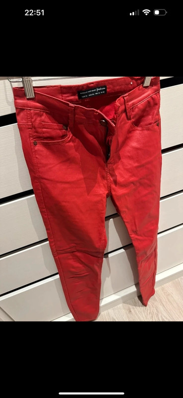 Pantalon rojo encerado mujer Stradivarius