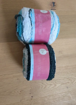 2 pelotes de laine fluffy, brand: LAINE, condizioni: Ottime, €3.00, €3.85 include la Protezione acquisti